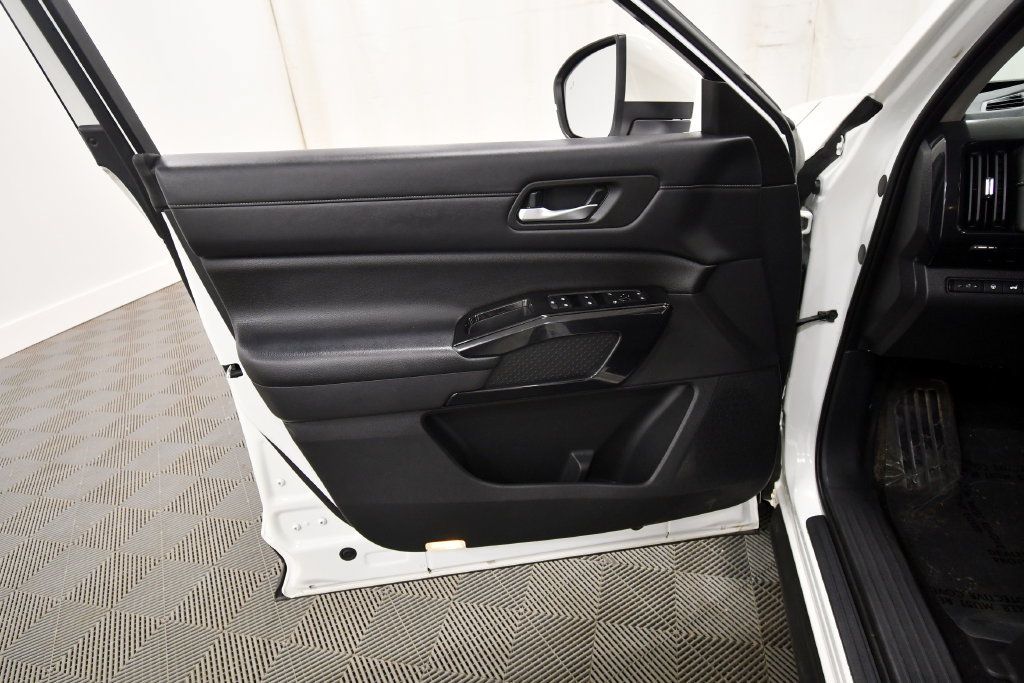Used 2022 Nissan Pathfinder SV w/ SV Premium Package AWD/4WD image 13