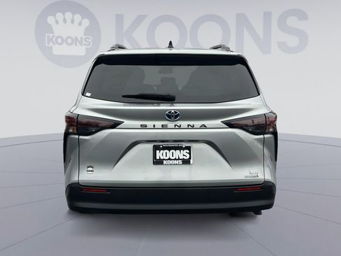 Used 2023 Toyota Sienna XLE image 5