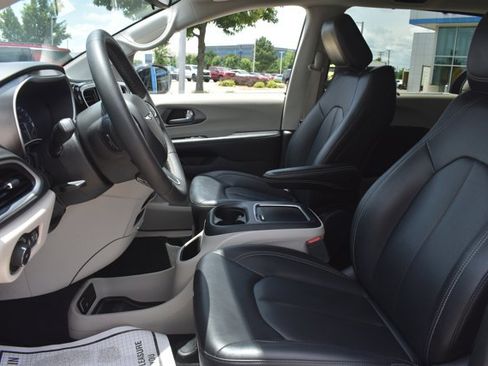 Used 2024 Chrysler Pacifica Touring-L FWD image 14