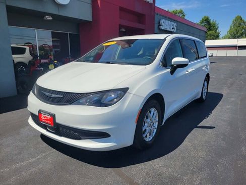 Used 2022 Chrysler Voyager LX FWD image 2