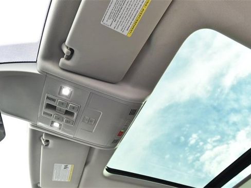 Certified 2024 Volkswagen Tiguan SE image 21