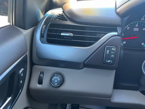 Used 2019 Chevrolet Suburban LT image 21