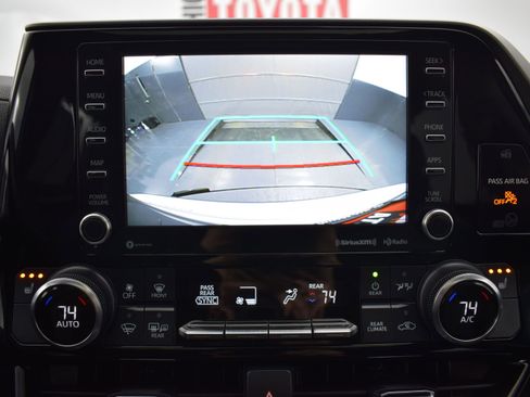 Used 2022 Toyota Highlander XLE image 18