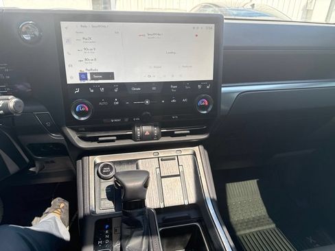 Used 2025 Lexus GX 550 w/ Accessory Package (31) AWD/4WD image 11