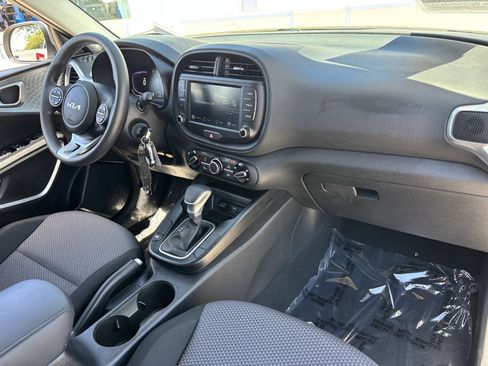 Used 2025 Kia Soul LX w/ LX Technology Package FWD image 10