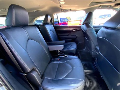 Used 2025 Toyota Highlander Limited AWD/4WD image 20