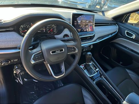 Used 2024 Jeep Compass Latitude image 24