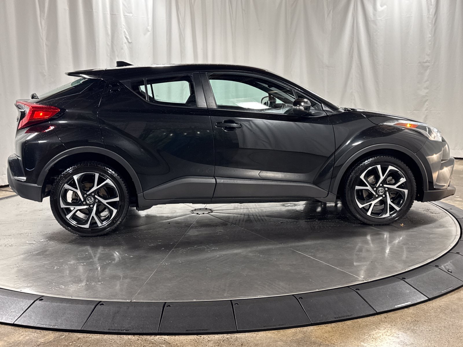 Used 2018 Toyota C-HR XLE FWD image 6