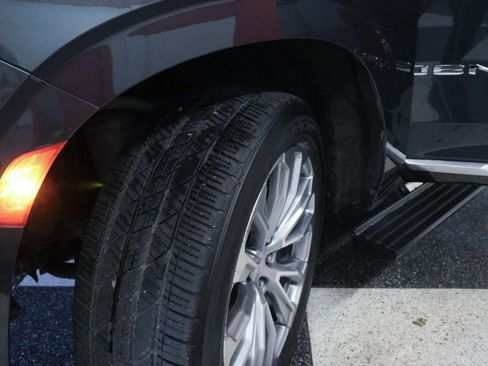 Used 2022 GMC Yukon Denali w/ Denali Premium Package image 9