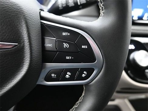 Used 2024 Chrysler Pacifica Select image 18