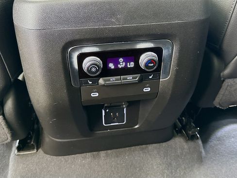 Used 2024 GMC Yukon XL Denali image 27