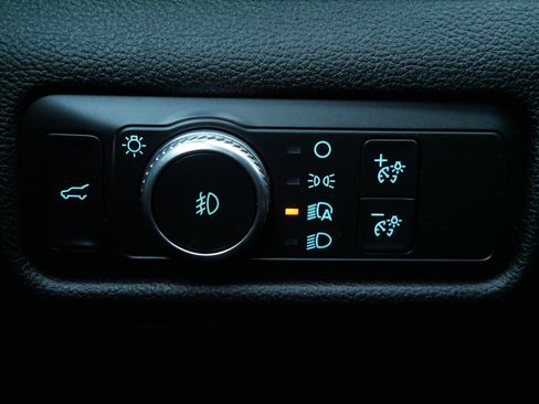 Used 2020 Ford Explorer XLT w/ Equipment Group 202A image 15