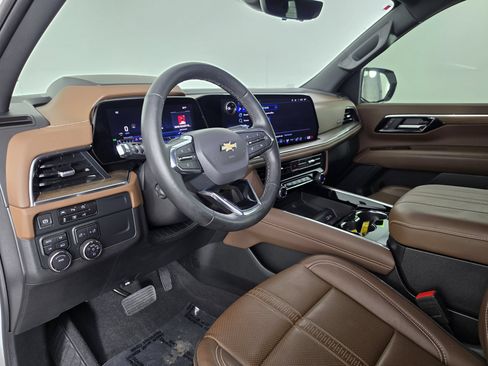 Used 2025 Chevrolet Tahoe High Country AWD/4WD image 14