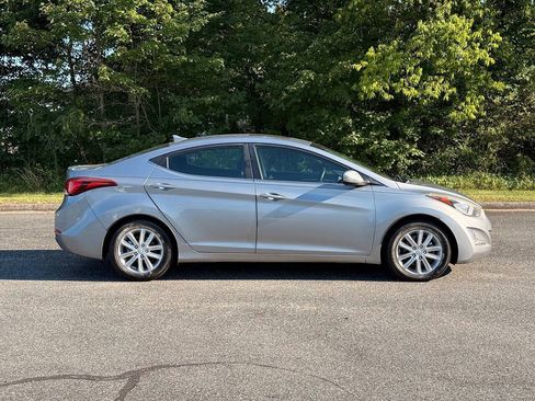 Used 2015 Hyundai Elantra SE w/ Option Group 03 FWD image 9