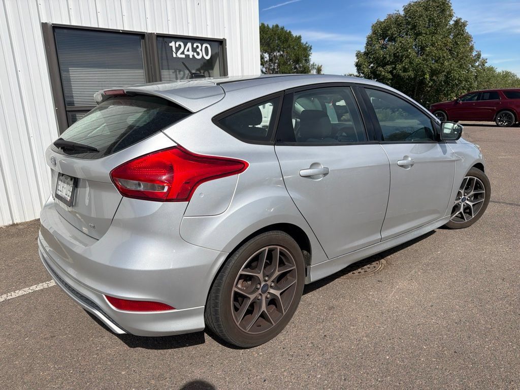 Used 2016 Ford Focus SE w/ SE Sport Package FWD image 3
