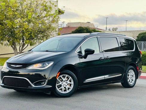 Used 2020 Chrysler Pacifica Touring-L FWD image 2