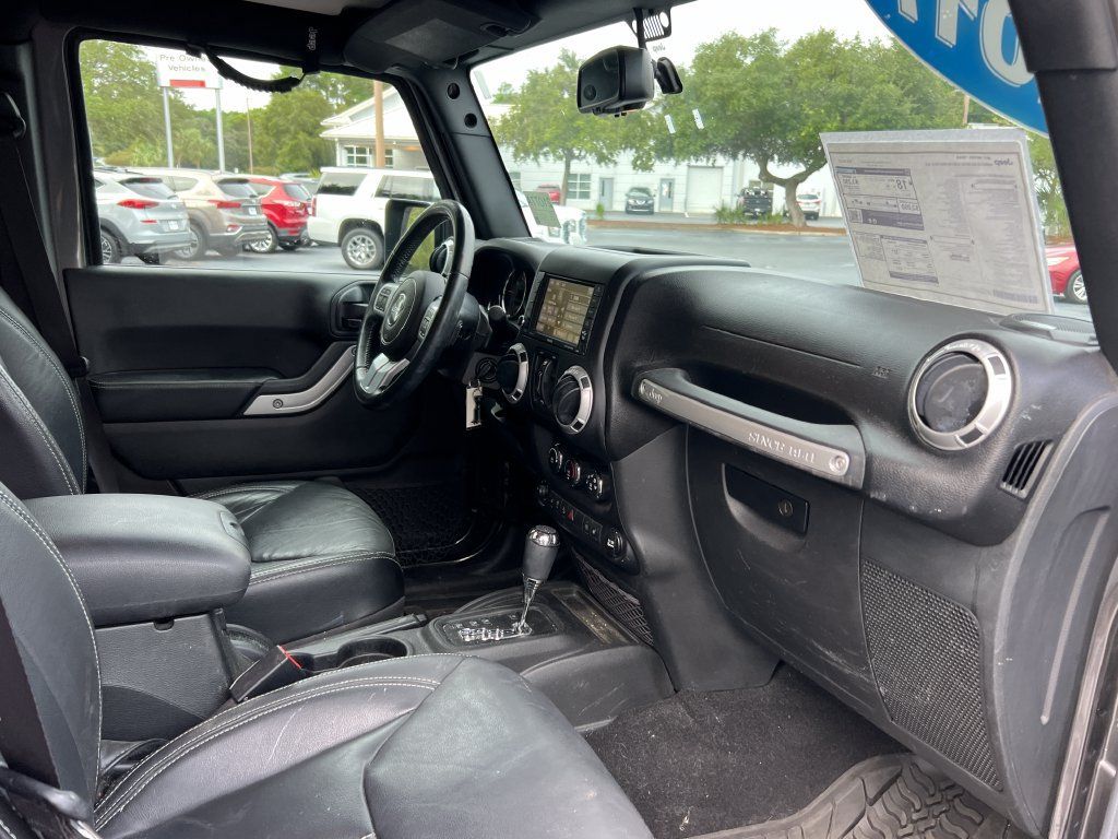 Used 2017 Jeep Wrangler Unlimited Rubicon AWD/4WD image 13