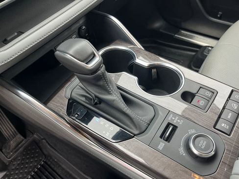 Certified 2022 Toyota Highlander Platinum image 28