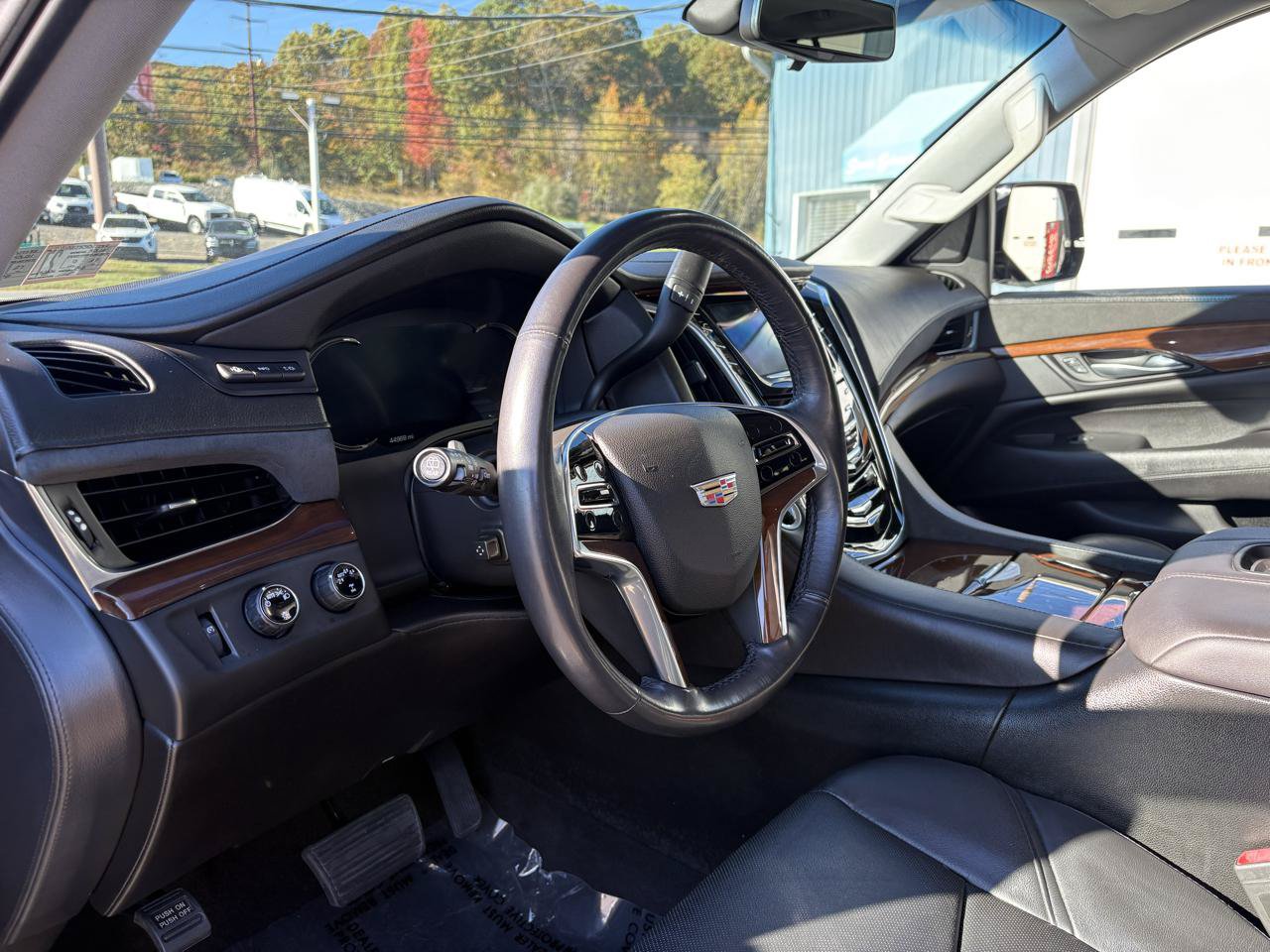 Used 2018 Cadillac Escalade ESV Luxury AWD/4WD image 11