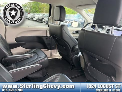 Used 2023 Chrysler Pacifica Touring-L FWD image 14