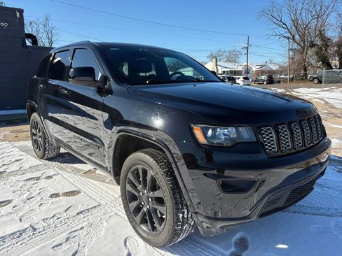 Used 2017 Jeep Grand Cherokee Altitude image 3