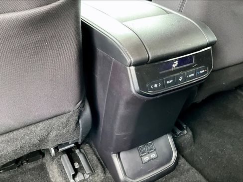 Used 2024 Toyota Highlander LE AWD/4WD image 33
