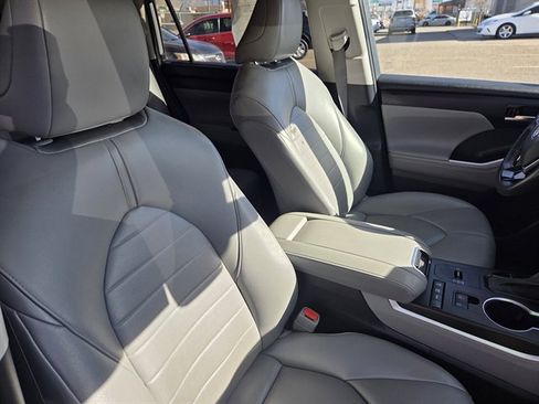 Used 2021 Toyota Highlander XLE image 8