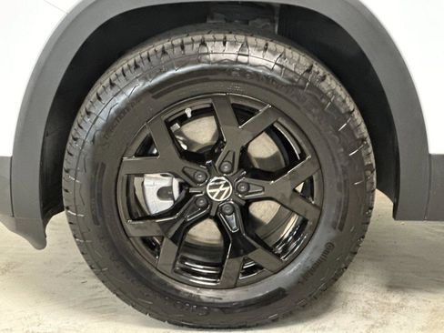 Used 2025 Volkswagen Atlas Peak Edition SE image 25