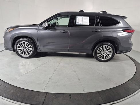 Used 2023 Toyota Highlander Platinum image 2
