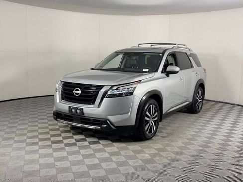 Used 2024 Nissan Pathfinder Platinum AWD/4WD image 3