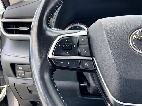 Used 2021 Toyota Highlander LE FWD image 23