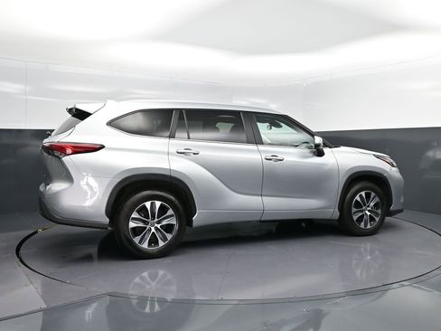 Used 2023 Toyota Highlander XLE image 8
