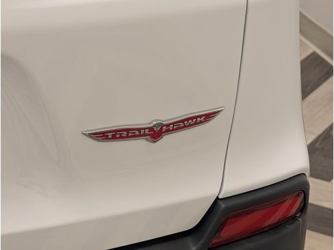 Used 2019 Jeep Cherokee Trailhawk AWD/4WD image 6
