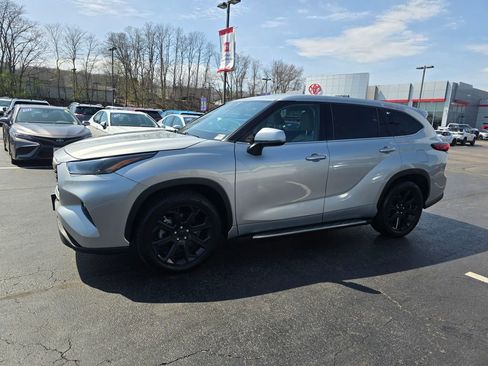 Used 2022 Toyota Highlander LE FWD image 3