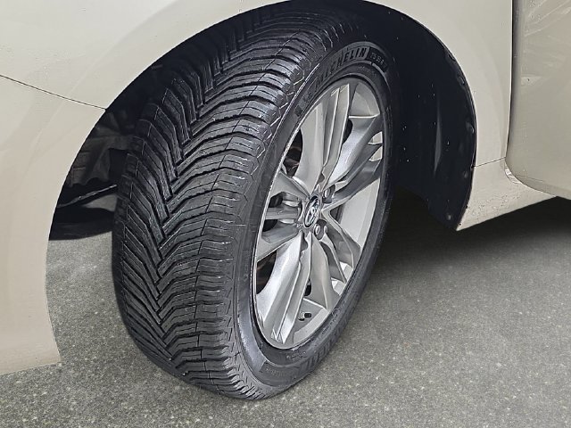 Used 2016 Toyota Camry SE w/ Moonroof Package FWD image 32