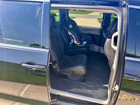 Used 2023 Chrysler Pacifica Touring-L FWD image 2