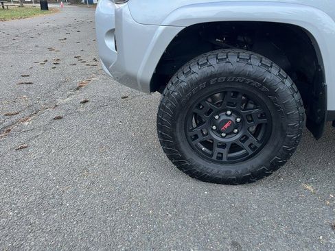 Used 2022 Toyota 4Runner SR5 Premium image 3