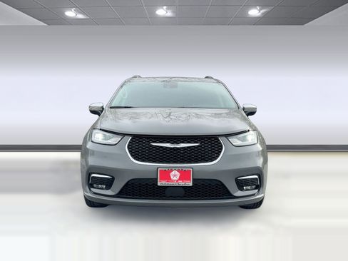 Used 2023 Chrysler Pacifica Limited image 6