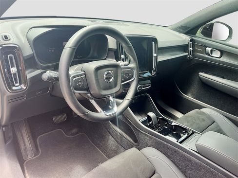 Used 2023 Volvo XC40 Recharge Ultimate image 9
