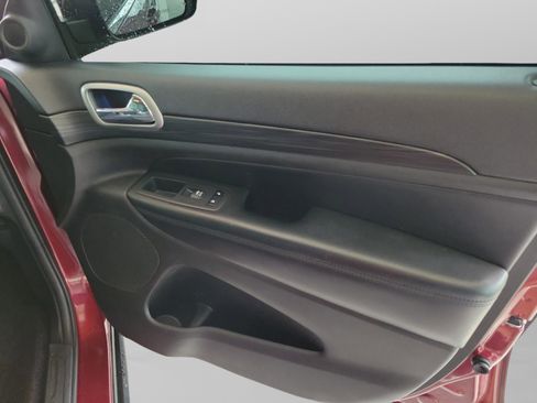 Used 2019 Jeep Grand Cherokee Laredo w/ Laredo X Package image 31