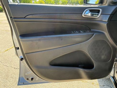 Used 2017 Jeep Grand Cherokee Laredo AWD/4WD image 19