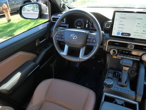 Used 2025 Toyota 4Runner Limited AWD/4WD image 10