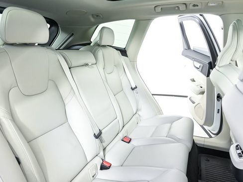 Used 2026 Volvo XC60 B5 Ultra w/ Climate Package image 24