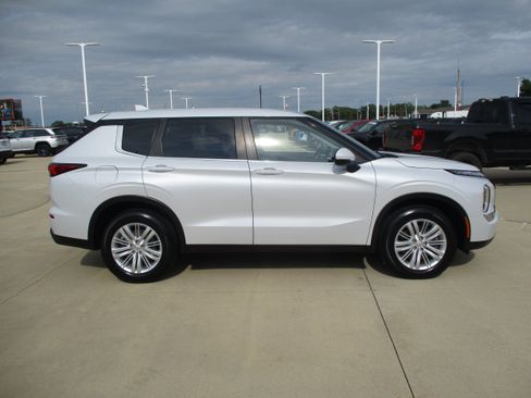 Used 2023 Mitsubishi Outlander ES AWD/4WD image 7