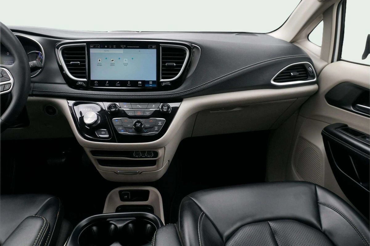 Used 2023 Chrysler Pacifica Touring-L FWD image 25