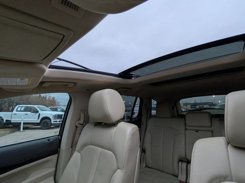 Used 2018 Lincoln MKT AWD image 25