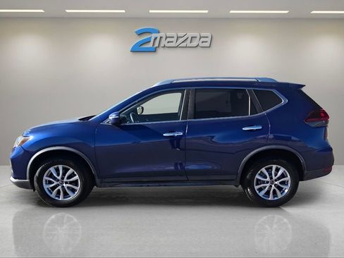Used 2019 Nissan Rogue SV image 2