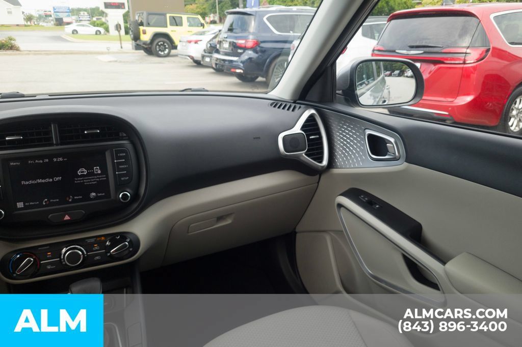 Used 2025 Kia Soul LX w/ LX Technology Package FWD image 18