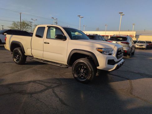 Used 2019 Toyota Tacoma SR w/ SX Package image 7