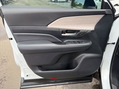 Used 2024 Toyota Grand Highlander AWD image 24